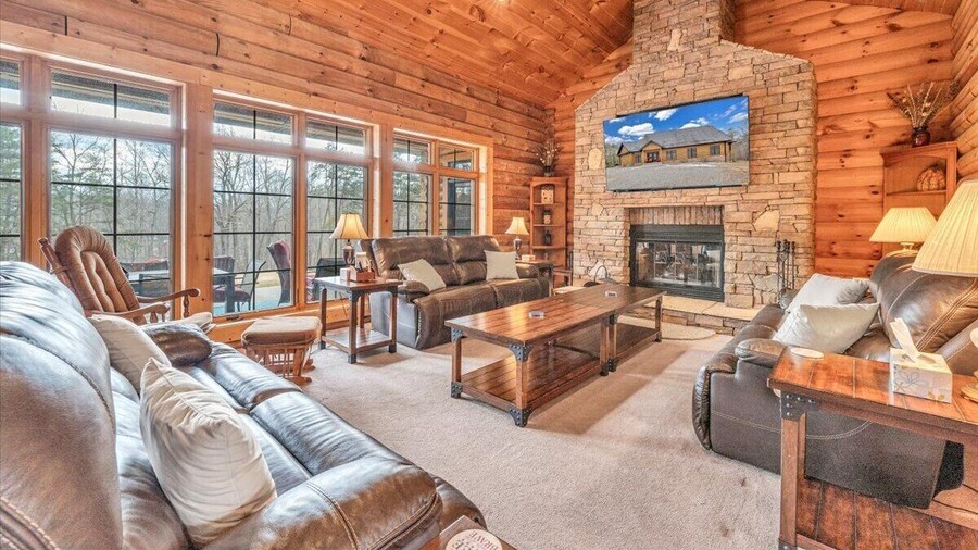 Liberty Pines - Lakefront Log Home, Swim Spa & Game Room