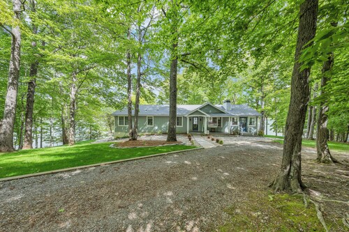 Lake Point Retreat - Lakefront Home With Hot Tub, Fire pit & Game Room