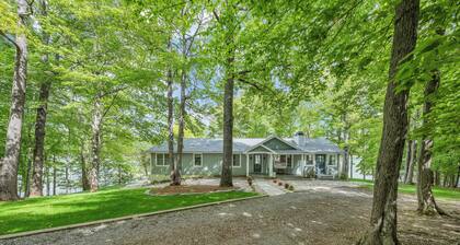 Lake Point Retreat - Lakefront Home With Hot Tub, Fire pit & Game Room