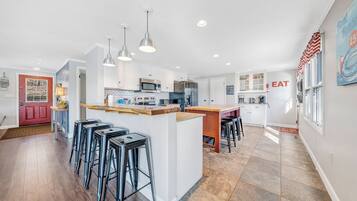 House, Multiple Beds, Hot Tub (LAKE Point Retreat) | Private kitchen