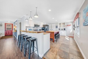 House, Multiple Beds, Hot Tub (LAKE Point Retreat) | Private kitchen