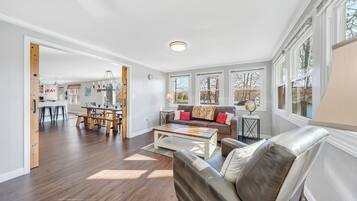 House, Multiple Beds, Hot Tub (LAKE Point Retreat) | Living area