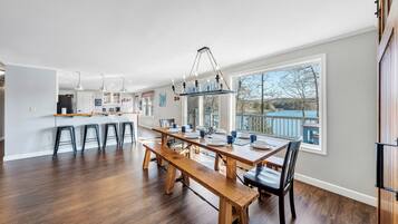 Nhà, nhiều giường, bồn tắm nước nóng (LAKE Point Retreat)