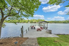 Huis, Meerdere bedden, bubbelbad (LAKE Point Retreat) | Uitzicht op het water