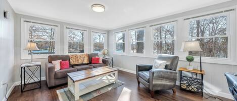 Maison, Plusieurs lits, baignoire à remous (LAKE Point Retreat) | Aire de séjour