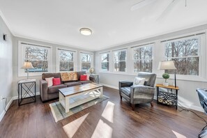 Huis, Meerdere bedden, bubbelbad (LAKE Point Retreat) | Woonruimte