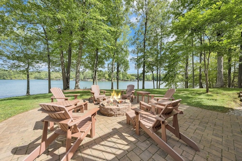 Lake Point Retreat - Lakefront Home With Hot Tub, Fire pit & Game Room