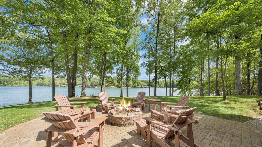 Lake Point Retreat - Lakefront Home With Hot Tub, Fire pit & Game Room