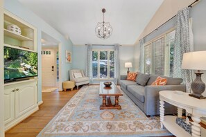 Nhà, nhiều giường, sân hiên (LAKE Pleasant) | Khu phòng khách