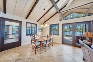 Maison, plusieurs lits, patio (LAKE Harmony) | Restauration