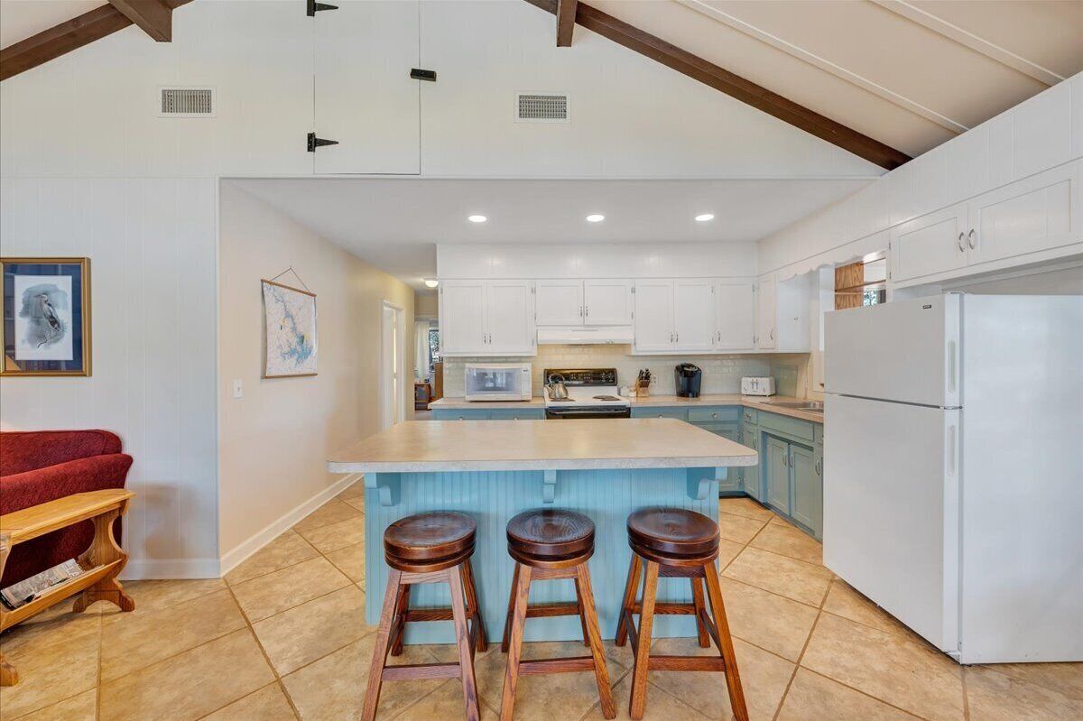 House, Multiple Beds, Patio (LAKE Harmony) | Private kitchen