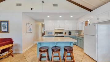 House, Multiple Beds, Patio (LAKE Harmony) | Private kitchen