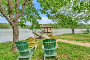 Exterior detail - Dancing Water - Sleeps 10, Private Dock, Game Room & Hot Tub (Moneta)