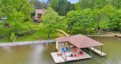 Dancing Water - Sleeps 10, Private Dock, Game Room & Hot Tub