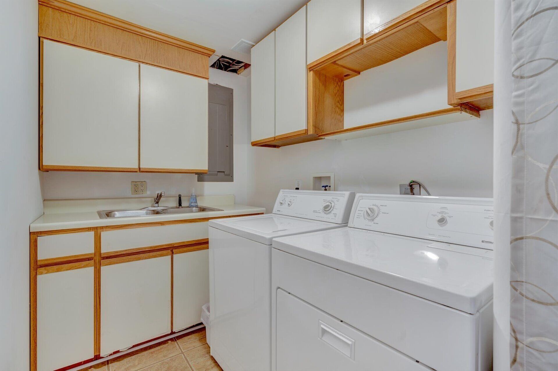 House, Multiple Beds, Hot Tub (LAKE Dancing Water) | Laundry