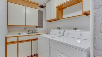 House, Multiple Beds, Hot Tub (LAKE Dancing Water) | Laundry