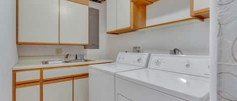 Maison, plusieurs lits, bain Ă remous (LAKE Dancing Water) | Blanchisserie