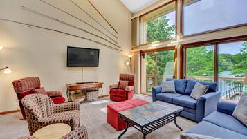 Nhà, nhiều giường, bồn tắm nước nóng (LAKE Dancing Water) | Khu phòng khách