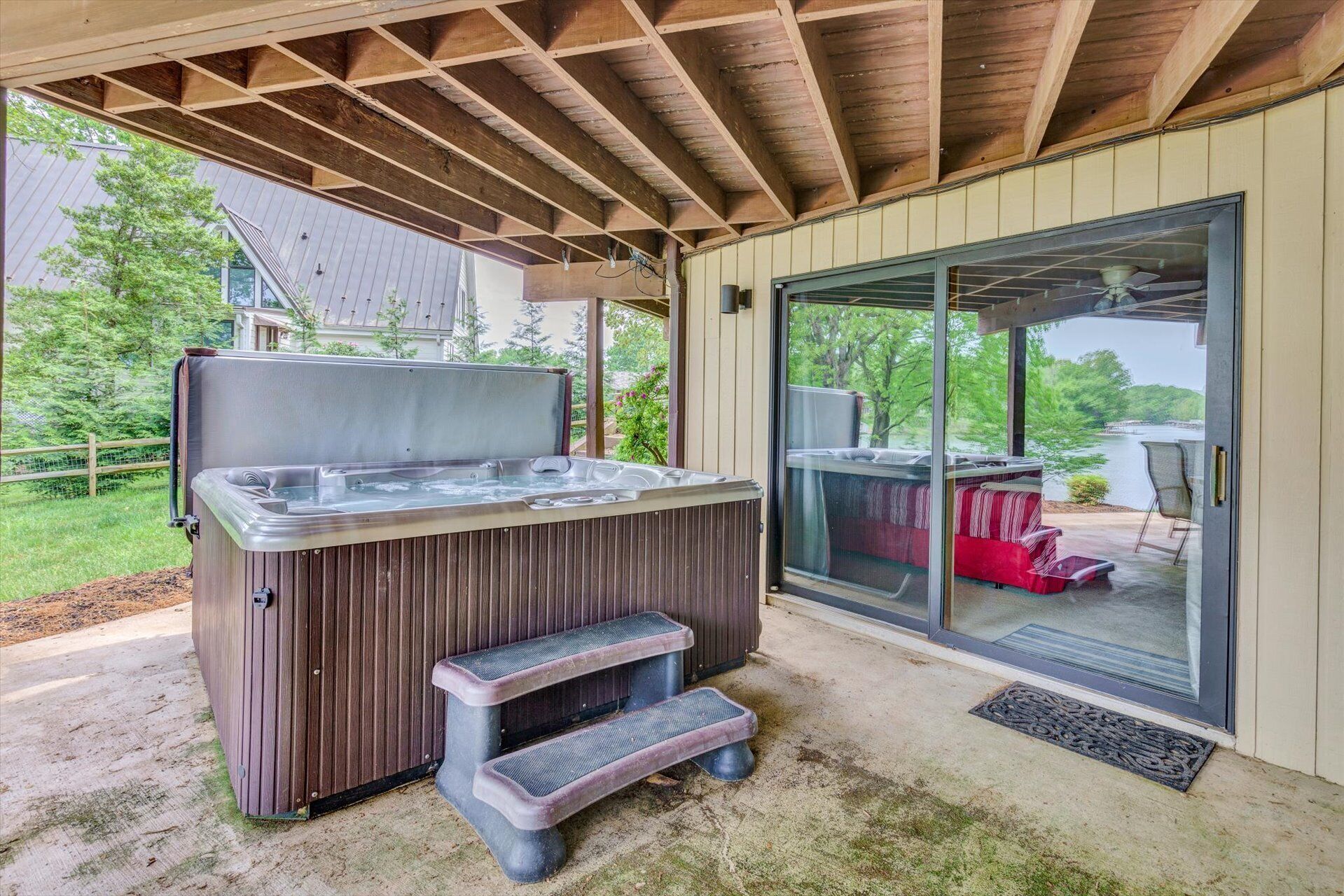 Outdoor spa tub