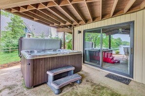 Outdoor spa tub - Dancing Water - Sleeps 10, Private Dock, Game Room & Hot Tub (Moneta)