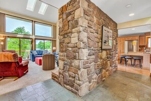 Living area - Dancing Water - Sleeps 10, Private Dock, Game Room & Hot Tub (Moneta)