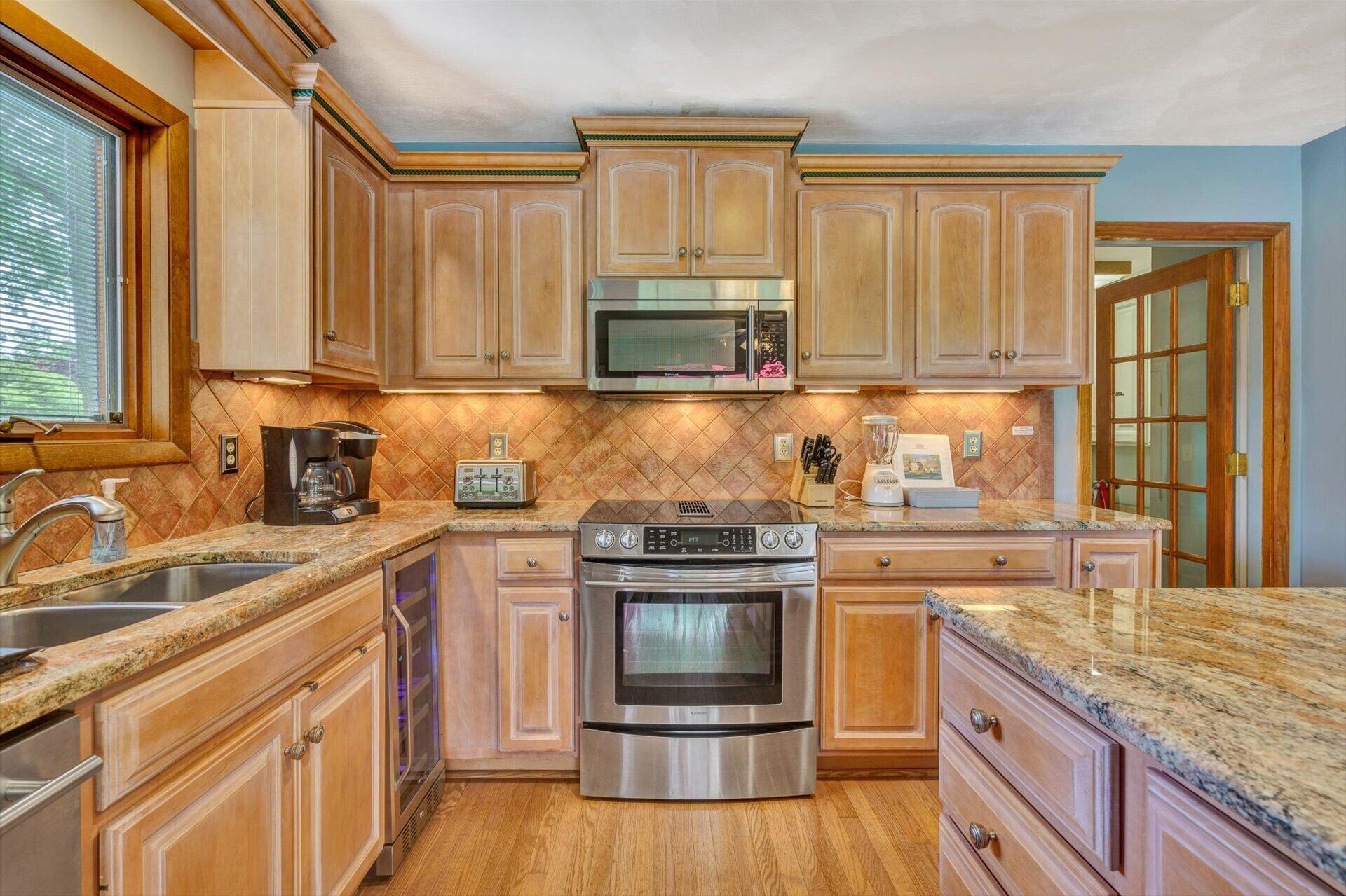 House, Multiple Beds, Hot Tub (LAKE Dancing Water) | Private kitchen