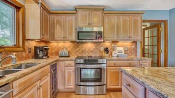 House, Multiple Beds, Hot Tub (LAKE Dancing Water) | Private kitchen