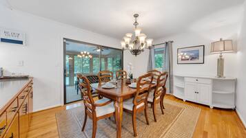 House, Multiple Beds, Hot Tub (LAKE Emerald Shores)