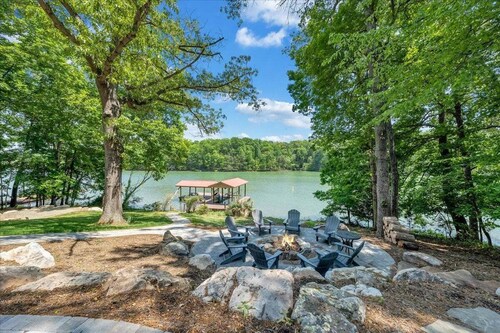 Emerald Shores - Lakefront, Private Dock & Fire Pit
