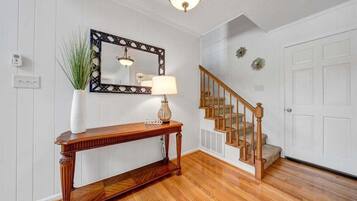 House, Multiple Beds, Hot Tub (LAKE Emerald Shores) | Interior