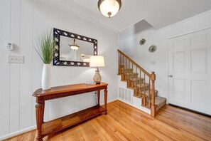 Nhà, nhiều giường, bồn tắm nước nóng (LAKE Emerald Shores) | Nội thất