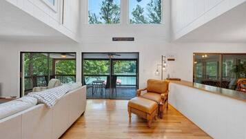 House, Multiple Beds, Hot Tub (LAKE Emerald Shores) | Living area