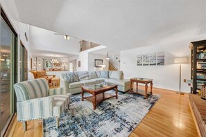 Living area - Emerald Shores - Lakefront, Private Dock & Fire Pit (Moneta)