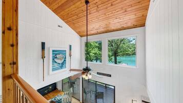 House, Multiple Beds, Hot Tub (LAKE Emerald Shores) | Living area