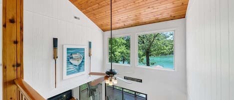 Nhà, nhiều giường, bồn tắm nước nóng (LAKE Emerald Shores) | Khu phòng khách