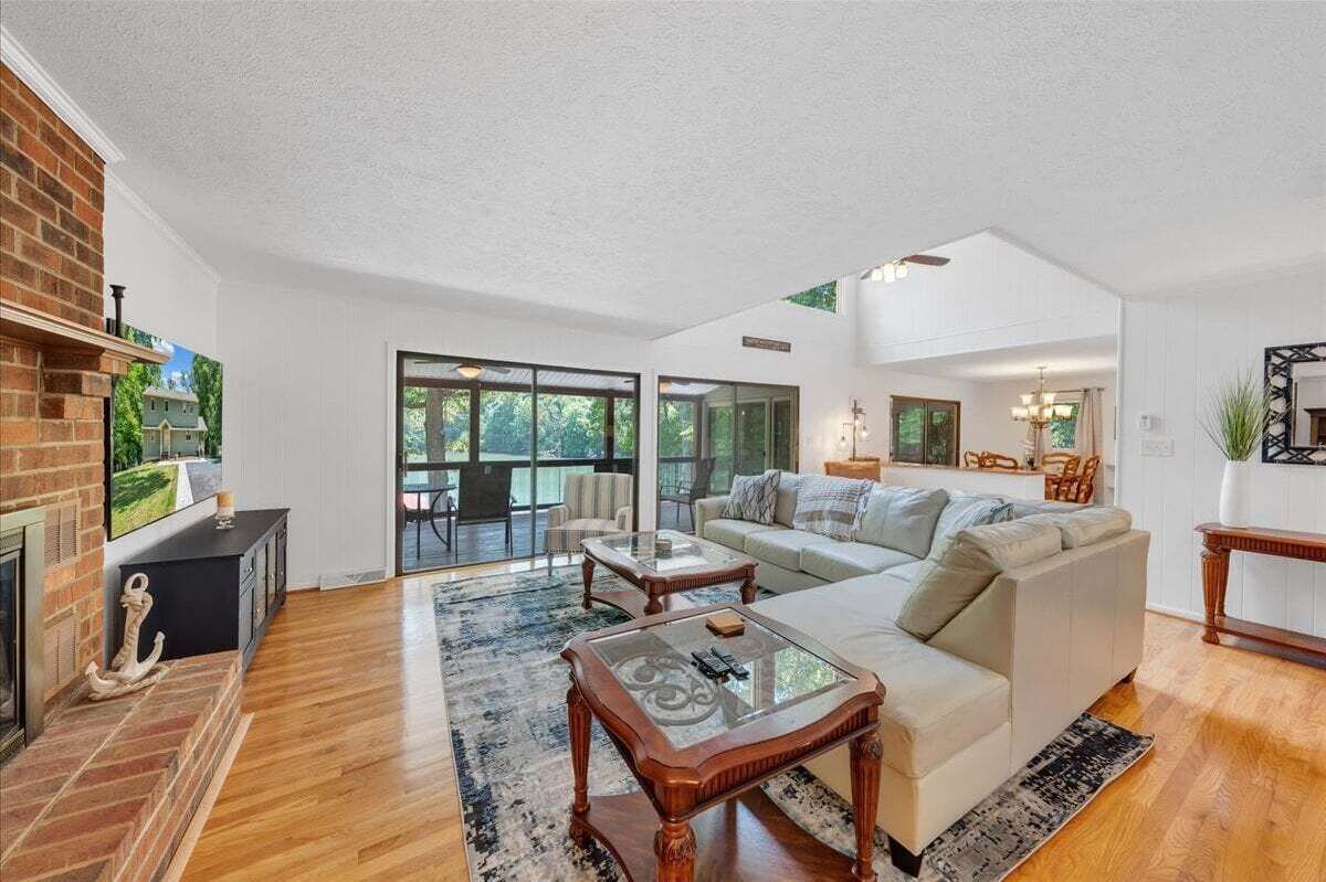 House, Multiple Beds, Hot Tub (LAKE Emerald Shores) | Living area