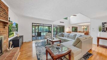 House, Multiple Beds, Hot Tub (LAKE Emerald Shores) | Living area