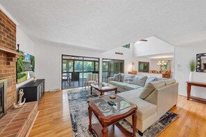 Nhà, nhiều giường, bồn tắm nước nóng (LAKE Emerald Shores) | Khu phòng khách