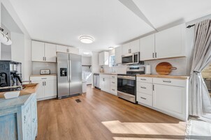 House, Multiple Beds, Patio (LAKE Starboard) | Private kitchen