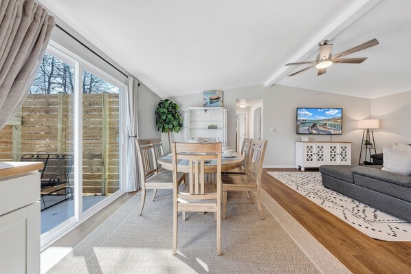 Living area - Lake Starboard - Lakefront w/ Private Dock & Fire Pit (Huddleston)