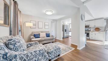 House, Multiple Beds, Patio (LAKE Starboard) | Living area