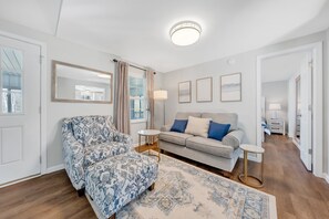 Living area - Lake Starboard - Lakefront w/ Private Dock & Fire Pit (Huddleston)