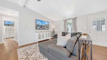 House, Multiple Beds, Patio (LAKE Starboard) | Living area