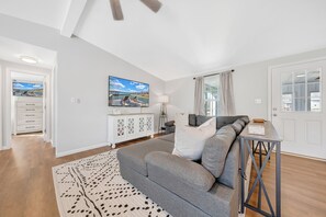 Nhà, nhiều giường, sân hiên (LAKE Starboard) | Khu phòng khách