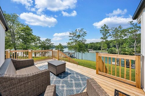 Lake Starboard - Lakefront w/ Private Dock & Fire Pit