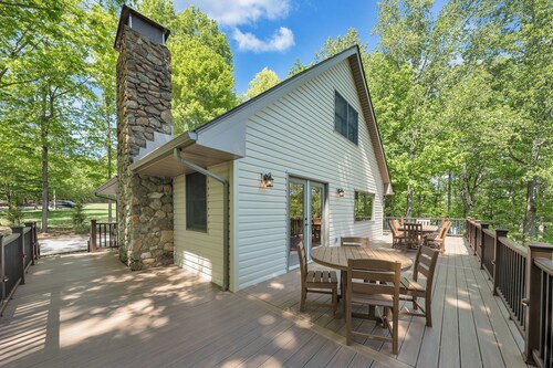 Sunrise Retreat - Sleeps 12, Lakefront Home With Hot Tub