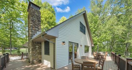 Sunrise Retreat - Sleeps 12, Lakefront Home With Hot Tub