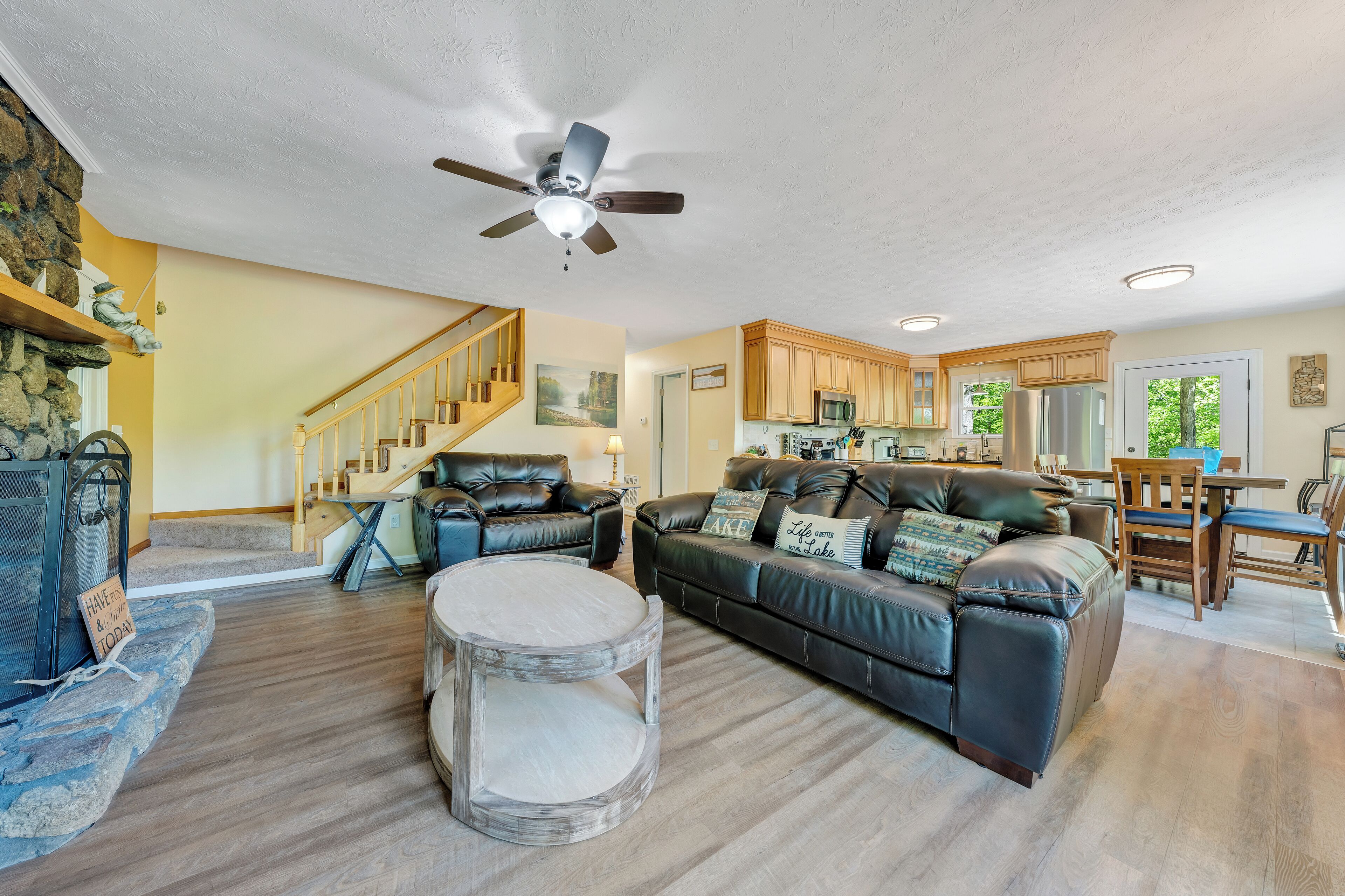 House, Multiple Beds, Hot Tub (LAKE Sunrise Retreat) | Living area