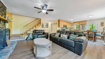 House, Multiple Beds, Hot Tub (LAKE Sunrise Retreat) | Living area