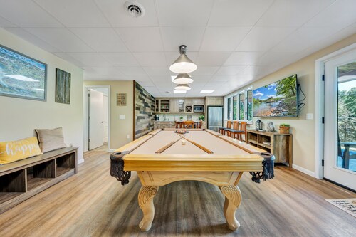 Sunrise Retreat - Sleeps 12, Lakefront Home With Hot Tub